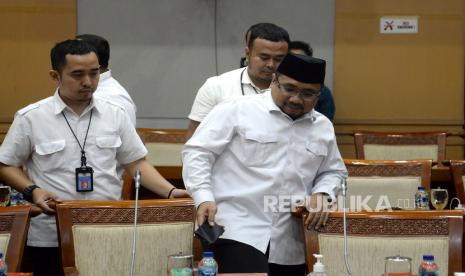 Menteri Agama Yaqut Cholil Qoumas bersiap mengikuti rapat kerja bersama Komisi VIII DPR di Kompleks Parlemen, Senayan, Jakarta, Senin (18/9/2023). Rapat kerja tersebut membahas evaluasi penyelenggaraan ibadah Haji Tahun 1444H/2023 serta membahas isu-isu aktual lainnya.