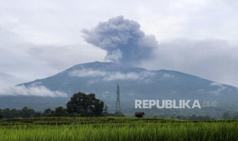 Letusan Gunung Marapi di Sumatra Barat.