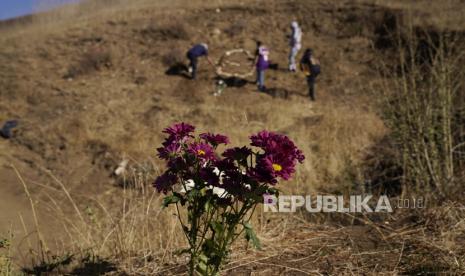 Lokasi jatuhnya helikopter Kobe Bryant di Calabasas, California, Amerika Serikat. Patung Kobe dan putrinya Gianna ditempatkan di lokasi kejadian untuk memberi penghormatan kepada sang legenda basket NBA..