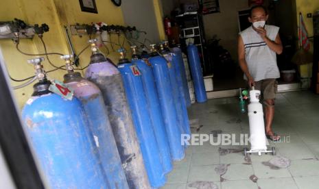 Pekerja mengambil tabung oksigen ukuran satu kubik di Abadi Oxygen, Yogyakarta, Selasa (22/6). Sejak sepekan terakhir pengisian ulang tabung oksigen naik hampir 70 persen. Hal ini imbas melonjaknya kasus Covid-19 serta berkurangnya pasokan tabung dari produsen. Jika pada hari biasa menghabiskan tujuh tabung, sekarang 13 tabung habis dalam sehari.