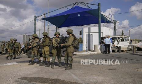 Tentara Israel mengamankan lokasi serangan tabrak mobil di pos pemeriksaan Maccabim di Tepi Barat, dekat pemukiman Israel Beit Horon, Rabu, 2 November 2022. Seorang warga Palestina menabrakkan mobilnya ke seorang perwira tentara Israel di dekat pos pemeriksaan di wilayah pendudukan. Tepi Barat Rabu, melukainya dengan serius, kata militer Israel. Petugas itu menembaki pria itu, kata militer, dan menurut warga Palestina, dia meninggal segera setelah itu.