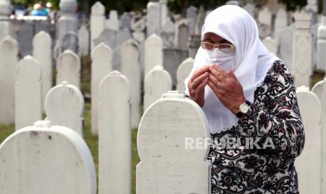 Nasionalisme Serbia Naik, Ketakutan Muslim Bosnia Menyeruak. Seorang wanita Muslim Bosnia berdoa selama pemakaman enam Muslim Bosnia yang baru diidentifikasi di Prijedor, Bosnia dan Herzegovina, 20 Juli 2020. Pusat Penelitian dan Dokumentasi (IDC) yang berbasis di Sarajevo memperkirakan total 4.868 orang dibantai atau hilang di kota itu. Prijedor selama perang Bosnia 1992-1995. Setiap tahun korban yang baru diidentifikasi dimakamkan setelah pemakaman massal.