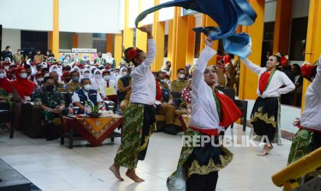 Para siswa baru dan Wali Kota Bandung Yana Mulyana yang berkesempatan hadir untuk meninjau pelaksanaan Masa Pengenalan Lingkungan Sekolah (MPLS), menyaksikan penampilan tari kreasi di SMPN 15 Kota Bandung, Selasa (19/7). Yana mengatakan pelaksanaan Pertemuan Tatap Muka (PTM) dan MPLS harus menyesuaikan dengan adaptasi kebiasaan baru. Selain dikenalkan lingkungan sekolah, siswa juga diajarkan untuk menerapkan protokol kesehatan. Walaupun saat ini Kota Bandung masuk pada PPKM Level 1 tetapi penerapan prokes harus tetap dilakukan untuk menghindari penambahan kasus Covid-19.