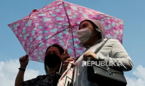 Warga beraktivitas saat cuaca terik (ilustrasi). Badan Meteorologi, Klimatologi, dan Geofisika (BMKG) yang menyebutkan bahwa indeks sinar ultraviolet (UV) sinar matahari di beberapa wilayah Indonesia akan mencapai kategori risiko bahaya yang sangat tinggi hingga ekstrem. Dengan itu, Pemerintah Kota (Pemkot) Tangerang melalui Badan Penanggulangan Bencana Daerah (BPBD) mengimbau masyarakat untuk waspada menghadapi cuaca panas yang tengah terjadi.