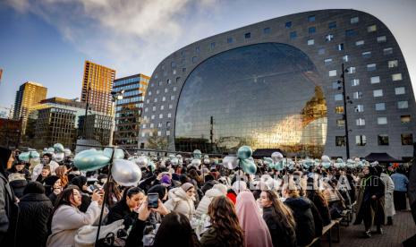 Sejumlah orang menghadiri buka puasa tahunan di depan gedung Markthal (Market Hall) pada bulan puasa Ramadhan di Rotterdam, Belanda, Kamis (13/4/2023). Bolehkah Puasa Syawal tidak Genap Enam Hari?