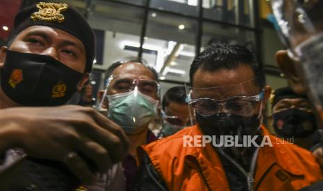 Menteri Sosial Juliari P Batubara berjalan menuju mobil tahanan usai menjalani pemeriksaan di Gedung Komisi Pemberantasan Korupsi (KPK), Jakarta, Minggu (6/12/2020). KPK menahan Mensos Juliari P Batubara yang telah ditetapkan sebagai tersangka atas dugaan menerima suap terkait pengadaan bantuan sosial penanganan COVID-19 di Kementerian Sosial usai Operasi Tangkap Tangan (OTT) pejabat Kemensos. 