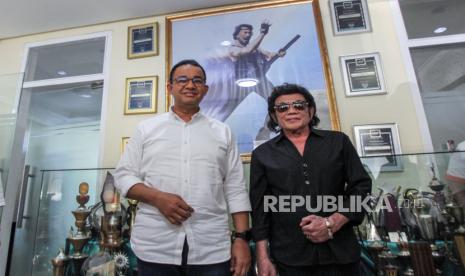 Capres nomor urut 1 Anies Baswedan (kiri) berfoto bersama Rhoma Irama saat  berkunjung ke  markas  Soneta Record, Kota Depok, Jawa Barat, Sabtu (20/1/2024). Dalam kunjungannya Anies meminta doa dan restu kepada Rhoma Irama jelang Pilpres Pemilu 2024. 