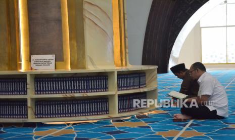 Pengunjung membaca Alquran di Masjid Raya Al Jabbar, Gedebage, Kota Bandung, Senin (27/3/2023). Dengan kembali dibukannya Masjid Raya Al Jabbar, banyak warga yang melakukan kegiatan peribadatan mengisi Ramadhan seperti tadarusan.