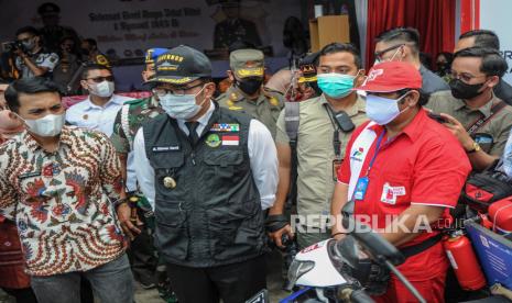 Gubernur Jawa Barat Ridwan Kamil (kedua kiri) berbincang dengan petugas Pertamina Siaga di Posko Mudik Cileunyi, Kabupaten Bandung, Jawa Barat, Kamis (28/4/2022). Dalam kesempatan tersebut, Gubernur Jawa Barat meninjau kesiapan posko mudik di Kabupaten Bandung Barat dan Kabupaten Bandung. 