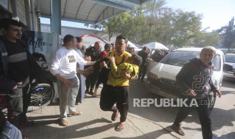 Seorang anak Palestina yang terluka akibat pemboman Israel di Jalur Gaza dibawa ke rumah sakit di Rafah pada Sabtu, (30/12/2023).