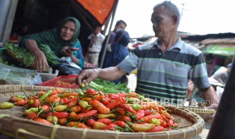 Pedagang sayur memilah cabai rawit, di Pasar Kiaracondong, Kota Bandung, Rabu (29/3). Harga berbagai jenis sayuran dan bumbu dapur di di Kota Bandung, saat ini mengalami kenaikan. Kenaikan tertinggi terjadi pada harga cabai rawit merah yang tembus Rp90 ribu per kilogram dari Rp 60 ribu per kilogram.