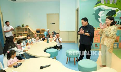 Menteri BUMN Erick Thohir berbincang dengan sejumlah anak saat Launching Daycare BUMN di Lobby BUMN, Jakarta, Senin (18/12/2023).