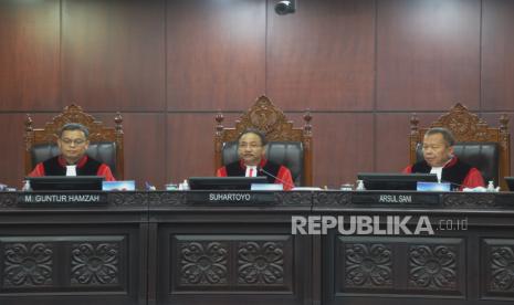 Ketua Mahkamah Konstitusi (MK) Suhartoyo (tengah) memimpin jalannya sidang uji materi sebuah Undang-udnang.