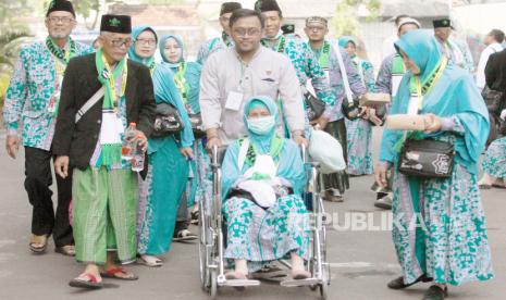 Sejumlah jamaah calon haji tiba di Asrama Haji Embarkasi Surabaya (AHES), Surabaya, Jawa Timur, Selasa (6/6/2023). Asrama Haji Embarkasi Surabaya (AHES) mencatat sebanyak 14.469 jamaah calon haji dan 165 petugas dari kloter 1 sampai kloter 33 telah diberangkatkan ke Tanah Suci Mekah. 