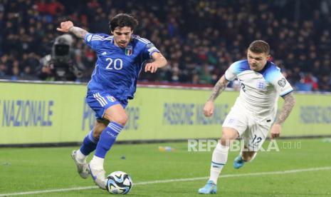 Sandro Tonali (Kiri) dari Italia beraksi melawan Kieran Trippier dari Inggris selama pertandingan sepak bola kualifikasi UEFA EURO 2024 antara Italia dan Inggris di stadion Diego Armando Maradona di Naples, Italia, (23/3/2023). 