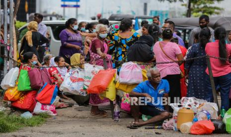  Orang-orang menunggu untuk membeli minyak tanah di sebuah pompa bensin di tengah kelangkaan bahan bakar di Kolombo, Sri Lanka, 07 Juni 2022. Sri Lanka menghadapi krisis ekonomi terburuk dalam beberapa dasawarsa karena kurangnya devisa, yang mengakibatkan kelangkaan pangan, bahan bakar, obat-obatan. , dan barang impor. Protes telah mengguncang negara itu selama berminggu-minggu, menyerukan pengunduran diri presiden atas dugaan kegagalan mengatasi krisis ekonomi yang memburuk saat ini.