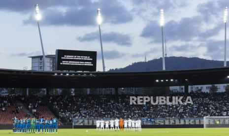 Tim menghadiri mengheningkan cipta untuk mengenang para korban di stadion Kanjuruhan di Indonesia sebelum pertandingan sepak bola Grup A Liga Eropa UEFA antara FC Zuerich dan PSV Eindhoven di stadion Letzigrund, Zurich, Swiss, 06 Oktober 2022.