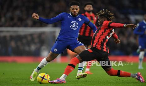  Reece James (kiri) dari Chelsea beraksi melawan Jordan Zemura dari Bournemouth selama pertandingan sepak bola Liga Utama Inggris antara Chelsea FC dan AFC Bournemouth di London, Inggris, Rabu (28/12/2022) dini hari WIB.