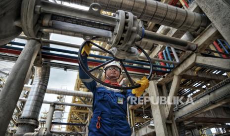 Pekerja Pertamina memeriksa fasilitas produksi di unit Kilang Langit Biru Cilacap (KLBC) yang dikelola PT Kilang Pertamina Internasional Unit Cilacap, Jawa Tengah, Jumat (25/10/2024). Kilang Cilacap merupakan salah satu kilang besar yang dikelola oleh PT Kilang Pertamina Internasional yang memiliki kapasitas pengolahan 348 ribu barrel per hari. Kilang Cilacap merupakan kilang penghasil avtur terbesar milik Pertamina dan menghasilkan produk gasoline berkualitas tinggi dari unit Kilang Langit Biru Cilacap (KLBC) serta unit Residual Fluid Catalytic Cracking (RFCC).  Unit RFCC sendiri beroperasi sejak tahun 2015, sementara unit KLBC tahun 2020.