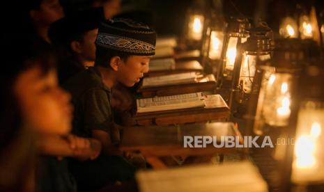 Sejumlah anak mengaji dengan penerangan lampu lilin saat pengajian Tadarus Al Quran di kampung Prajurit Wirotamtomo, Baluwarti, Solo, Jawa Tengah, Rabu (3/4/2024). Pengajian dalam rangka menyambut malam Lailatul Qadar tersebut untuk mendekatkan anak-anak dengan alam serta mendidik untuk rajin membaca Al Quran terutama pada bulan Ramadhan.