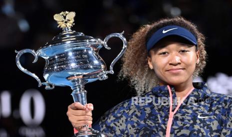  Naomi Osaka dari Jepang memegang trofi tersebut setelah memenangi final tunggal putri melawan Jennifer Brady dari Amerika Serikat pada hari ke 13 turnamen tenis Australia Terbuka di Rod Laver Arena di Melbourne, Australia, 20 Februari 2021.