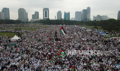 Ribuan massa mengikuti Aksi Damai Aliansi Rakyat Indonesia Bela Palestina di Kawasan Monas, Jakarta, Ahad (5/11/2023). Dalam aksi tersebut mereka mengecam Serangan Israel ke Palestina yang telah menewaskan ribuan warga Palestina. 