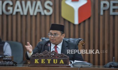 Ketua Bawaslu Rahmat Bagja (tengah) 