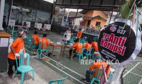 Warga menggunakan hak pilihnya pada Pilkada serentak 2020 di TPS bertema Anti Korupsi di TPS 037 Gilingan, Banjarsari, Solo, Jawa Tengah, Rabu (9/12/2020). Pemilihan Wali Kota dan Wakil Wali Kota Solo tahun 2020 ini diikuti dua pasangan kandidat antara Gibran Rakabuming Raka-Teguh Prakosa yang diusung PDI Perjuangan bersaing melawan pasangan dari non partai (independen) Bagyo Wahyono-FX. Supardjo. 