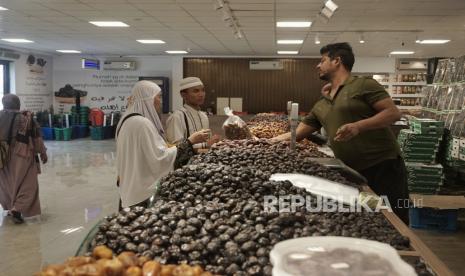 Jamaah Umroh Abhinaya Tour & Travel berbelanja kurma ketika berada di Pasar kurma di Madinah, Arab Saudi , Jumat (5/5/2023). 