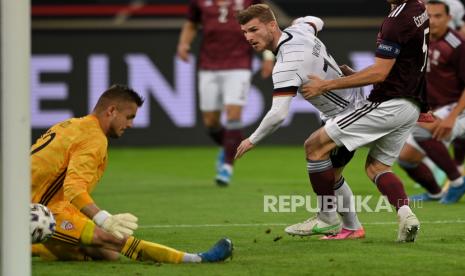 Timo Werner (tengah) dari Jerman mencetak keunggulan 6-0 selama pertandingan sepak bola Persahabatan Internasional antara Jerman dan Latvia di Duesseldorf, Jerman, 07 Juni 2021.