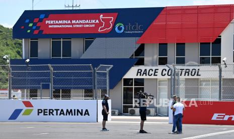 Tim Dorna TV melakukan shooting di area start Pertamina Mandalika International Street Circuit, di Lombok Tengah, Nusa Tenggara Barat (NTB), Indonesia, Kamis (17/3/2022). Ajang balapan MotoGP seri kedua 2022 bertajuk Pertamina Grand Prix of Indonesia akan berlangsung pada 18-20 Maret 2022. 