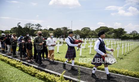 Peserta upacara mengikuti parade saat Upacara Peringatan Hari Pahlawan di Ereveld Pandu, Jalan Pandu, Kota Bandung, Selasa (10/11). Upacara yang diselenggarakan oleh Yayasan Oorlogsgravenstichting Indonesie dan Kelompok Anak Rakyat tersebut bertujuan untuk memperingati Hari Pahlawan sekaligus memberikan edukasi kepada warga mengenai hubungan sejarah Belada dan Indonesia dan menjaga hubungan baik antara kedua negara tersebut. Foto: Abdan Syakura/Republika