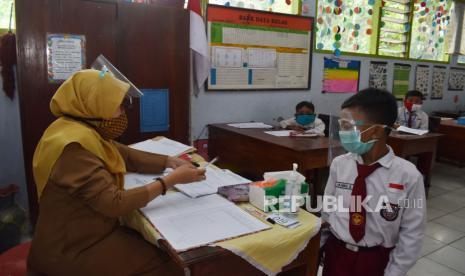 Murid SD mengikuti simulasi belajar tatap muka dengan menerapkan protokol kesehatan pencegahan penularan COVID-19, (ilustrasi)