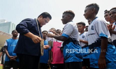 Ketua Umum PSSI Erick Thohir berbincang bersama siswa dari Papua Football Academy saat coaching clinic di Stadion Madya, Senayan, Jakarta, Jumat (8/9/2023). BVB Legends Tour Indonesia bersama PSSI menggelar coaching clinic dengan mendatangkan tiga legenda Borussia Dortmund yakni Paul Lambert, Joerg Heinrich dan Marcel Schmelzer untuk memberikan pelatihan sepakbola kepada siswa Papua Football Academy.