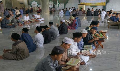 Santri membaca Al Quran di Dayah Darul Quran Aceh, Kuta Malaka, Aceh Besar, Aceh, Rabu (20/3/2024). Mukhayyam atau kemah Al Quran yang digelar Dayah Darul Quran Aceh Besar diikuti oleh 260 santri putra dan putri untuk mengejar target hafalan Al Quran serta memaksimalkan ibadah selama bulan suci Ramadhan 1445 H.