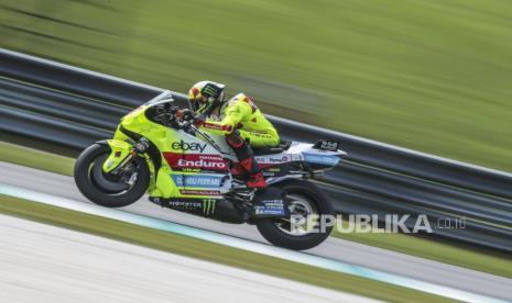 Pembalap Pertamina Enduro VR46 MotoGP Team Marco Bezzecchi dalam tes MotoGP di Sepang International Circuit, Malaysia, 8 Februari lalu.