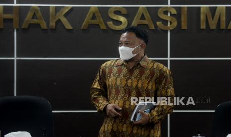 Komisioner Komnas HAM M.Choirul Anam bersiap menyampaikan keterangan kepada wartawan terkait hasil pemantauan dan penyelidikan Komnas HAM atas kasus kerangkeng manusia di kediaman Bupati Langkat nonaktif di Jakarta, Rabu (2/3/2022). Komnas HAM menemukan terdapat sedikitnya 26 bentuk kekerasan yang terjadi di dalam kerangkeng manusia dan menemukan sedikitnya 18 alat yang digunakan dalam melakukan kekerasan.Prayogi/Republika