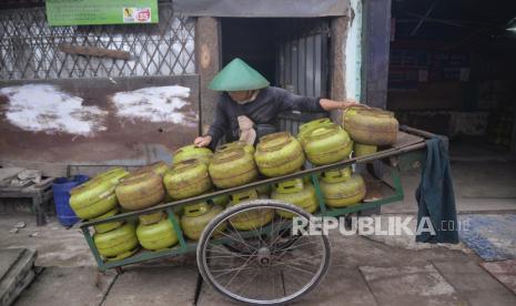 Pekerja menata gas elpiji 3 kg bersubsidi di salah satu pangkalan di Kawasan Bukit Duri, Jakarta, Jumat (26/4/2024). Pemerintah mulai memberlakukan pembelian gas elpiji 3 kilogram dengan menunjukkan kartu tanda penduduk (KTP) per 1 Juni 2024. Kebijakan ini diterapkan agar penyaluran LPG bersubsidi alias gas melon tepat sasaran.