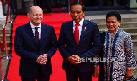 Kanselir Jerman Olaf Scholz (kiri), Presiden Indonesia Joko Widodo dan istrinya Iriana (kanan) tiba untuk upacara pembukaan pameran dagang industri tahunan Hannover Messe di Hanover, Jerman, (16/4/2023). Indonesia adalah negara mitra pameran industri Hanover tahun ini dan diwakili oleh lebih dari 150 peserta pameran. Pada pameran perdagangan terkemuka dunia untuk industri, sekitar 4.000 perusahaan dari industri teknik mesin, listrik dan digital serta sektor energi akan memamerkan teknologi, pengembangan, dan solusi terbaru mereka untuk industri yang terhubung dan netral iklim dari 17 hingga 21 April 2023 .