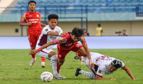 Pesepak bola Persis Solo Rendy Sanjaya (tengah) berebut bola dengan PSM Makassar Akbar Tanjung (kanan) dan Dzaki Asraf (kedua kiri) pada pertandingan Grup A Piala Presiden di Stadion Si Jalak Harupat, Kabupaten Bandung, Jawa Barat, Senin (22/7/2024). Pertandingan tersebut berakhir imbang dengan skor 2-2. 