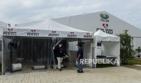 Petugas berada di dekat tirai Rumah Sakit Lapangan (Rumkitlap) Artha Graha Peduli di Ancol, Jakarta, beberapa wakru lalu. Yayasan Artha Graha Peduli (AGP) mendirikan Rumkitlap  yang difungsikan sebagai sarana melakukan Rapid Test Covid-19 untuk deteksi dini bagi karyawan Arta Graha Group dan masyarakat umum yang tinggal sekitar 500 meter dari rumkitlap