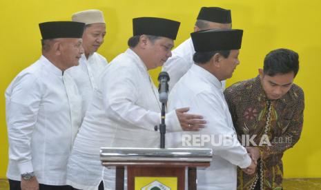 Ketua Umum Partai Golkar Airlangga Hartarto berbicang bersama Presiden dan Wakil Presiden terpilih Prabowo Subianto-Gibran Rakabuming Raka di Kantor DPP Partai Golkar, Jakarta, Jumat (29/3/2024).