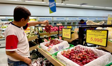 Supermarket yang menawarkan kebutuhan sehari-hari di Bandung, Senin (1/4/2024).