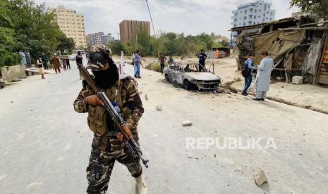  Taliban di Afghanistan: Prajurit Taliban berjaga di dekat kendaraan yang digunakan untuk menembakkan roket di Bandara Internasional Hamid Karzai di Kabul, Afghanistan, 30 Agustus 2021. Beberapa roket yang ditembakkan dari sebuah mobil mendarat di dekat bandara Kabul pada 30 Agustus.