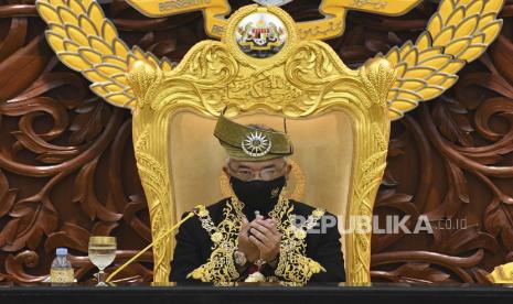  Dalam foto yang dirilis oleh Departemen Penerangan Malaysia, Raja Malaysia Sultan Abdullah Sultan Ahmad Shah berdoa selama upacara pembukaan sidang parlemen di gedung parlemen di Kuala Lumpur, Malaysia, Senin, 13 September 2021. Yang di-Pertuan Agong Sultan Abdullah akan bertemu dengan raja-raja Melayu pada Kamis (24/11/2022) untuk meminta pandangan mereka terkait tidak adanya ahli Dewan Rakyat yang mendapat kepercayaan mayoritas untuk menjadi perdana menteri ke-10.