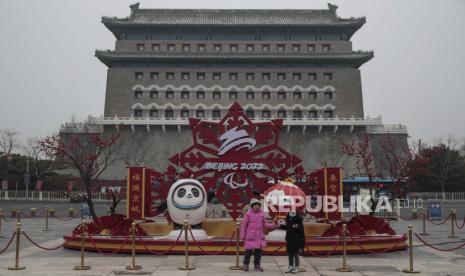  Para gadis berdiri di samping Bing Dwen Dwen, Maskot Olimpiade Musim Dingin Beijing 2022 dan Shuey Rhon Rhon, Maskot Paralimpiade Musim Dingin Beijing 2022, di Beijing, Tiongkok, 24 Januari 2022. Tiongkok dijadwalkan menjadi tuan rumah Olimpiade dan Paralimpiade Musim Dingin Beijing 2022 di Februari, menjadikan ibu kotanya sebagai kota pertama di dunia yang menjadi tuan rumah Olimpiade Musim Panas (2008) dan Musim Dingin (2022).