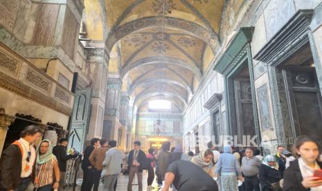 Suasana di dalam Masjid Agung Hagia Sophia.