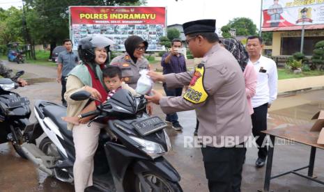 Kapolres Indramayu, AKBP M Fahri Siregar, memimpin pembagian takjil kepada warga yang melintasi Mako Polres Indramayu, Rabu (13/3/2024) sore. Kegiatan itu diikuti oleh wakapolres, para pejabat utama (PJU) dan Perwira Polres Indramayu. 