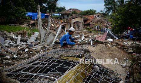 Pengungsi membongkar atap rumah yang roboh akibat gempa di Desa Gasol, Kecamatan Cugenang, Kabupaten Cianjur, Jawa Barat, Jumat (25/11/2022). Pemerintah memastikan akan menyalurkan bantuan dana kepada warga yang rumahnya mengalami kerusakan akibat gempa. Bantuan tersebut dibagi menjadi tiga jenis, untuk kerusakan berat akan mendapatkan bantuan sebesar Rp50 juta, kerusakan sedang Rp25 juta dan kerusakan ringan Rp10 juta. Republika/Thoudy Badai