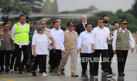 Presiden Joko Widodo (kedua kanan) saat meninjau logistik bantuan yang akan dikirimkan untuk korban gempa Turki dan Suriah di Lanud Halim Perdana Kusuma, Jakarta, Selasa (21/2/2023). Pemerintah Indonesia kembali mengirimkan bantuan untuk korban gempa Turki dan Suriah berupa 140 ton bahan makanan dan logistik yang dibutuhkan korban gempa.